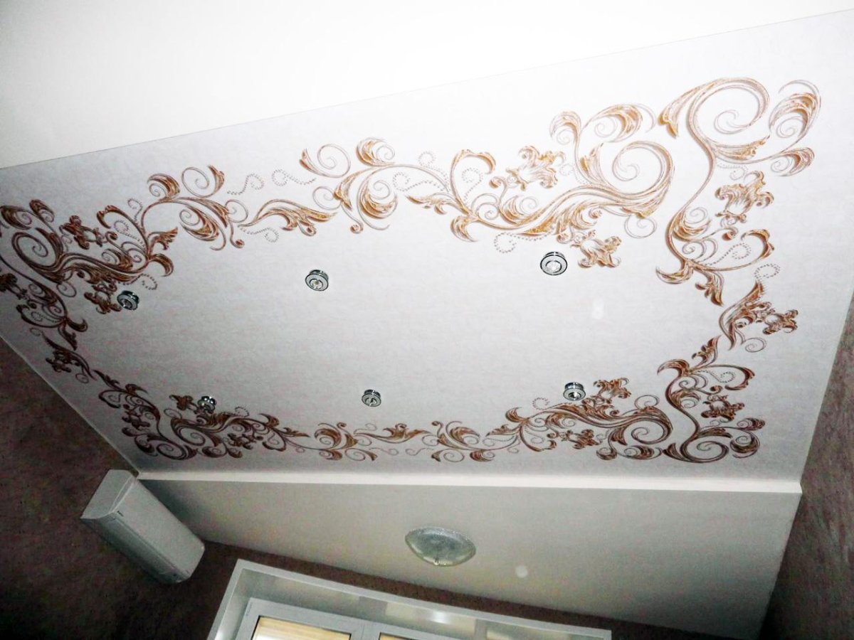 Натяжной потолок с вензелями