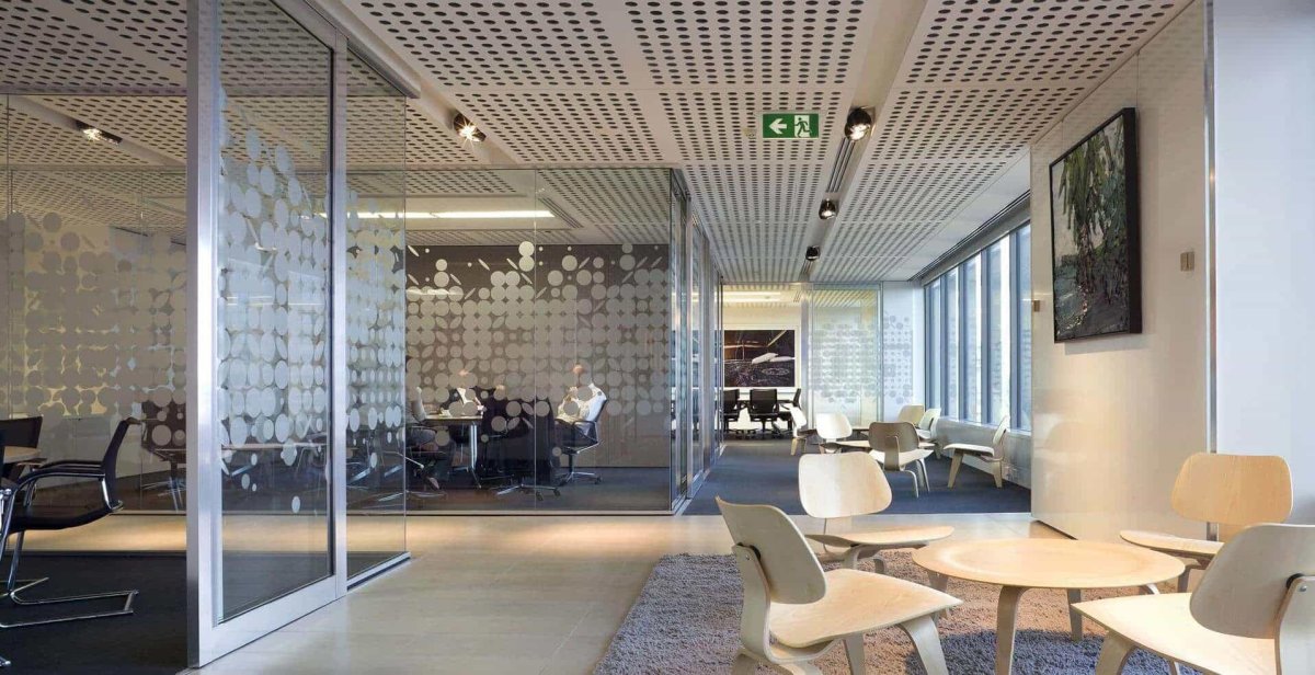 Перфорированный металл хром в интерьере