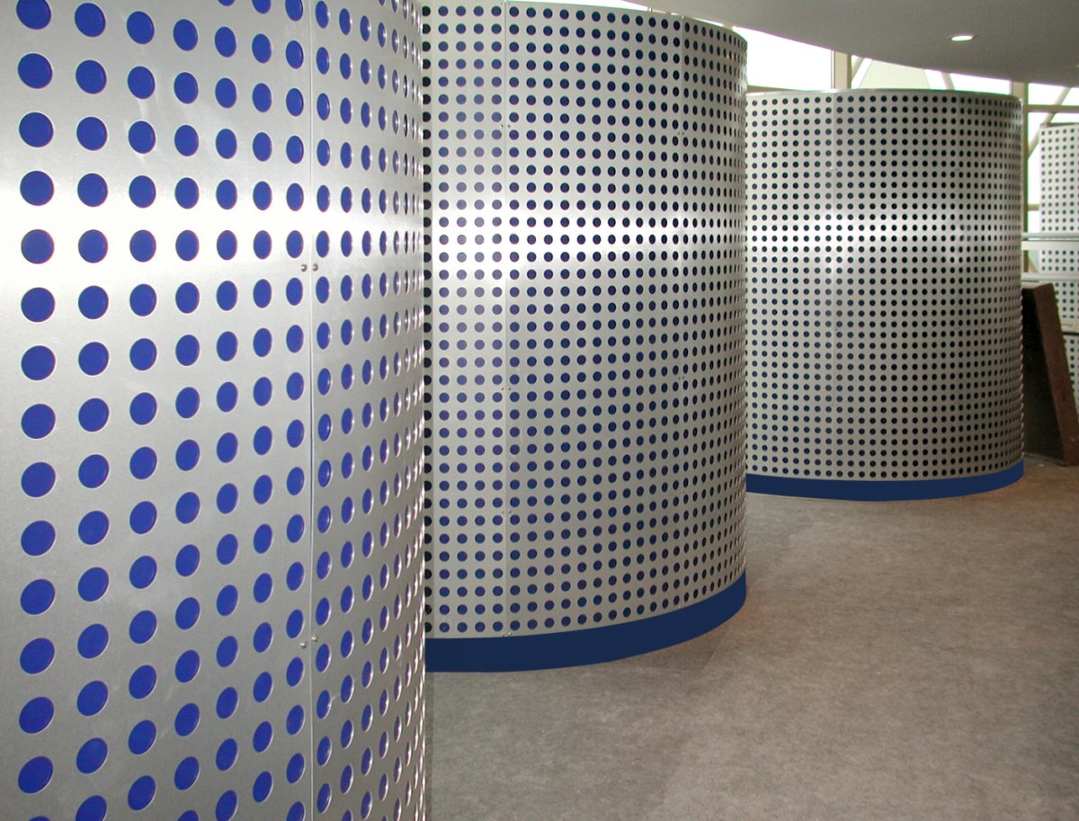 Металлическая панель с перфорацией