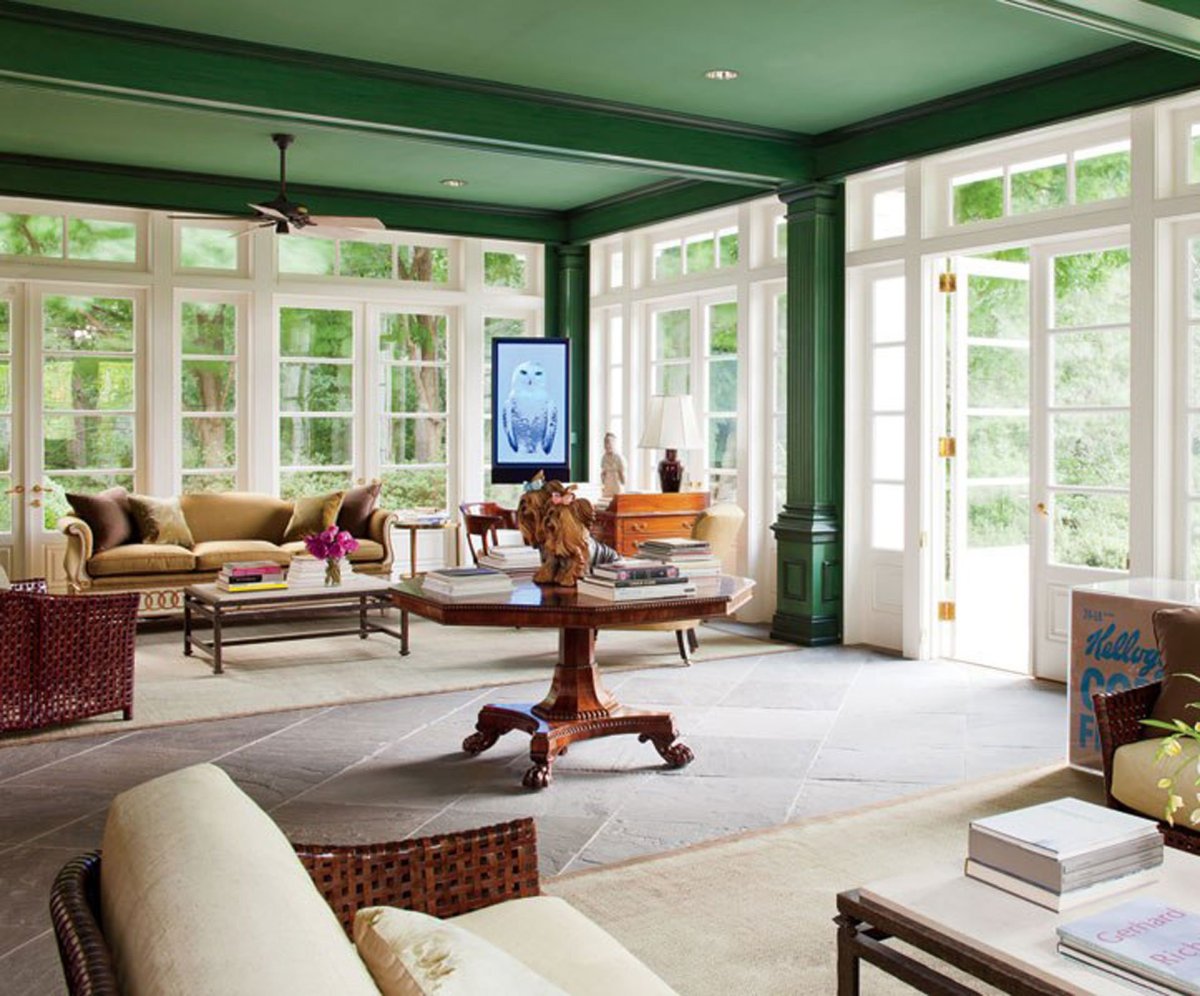 Спальня с зелеными шторами