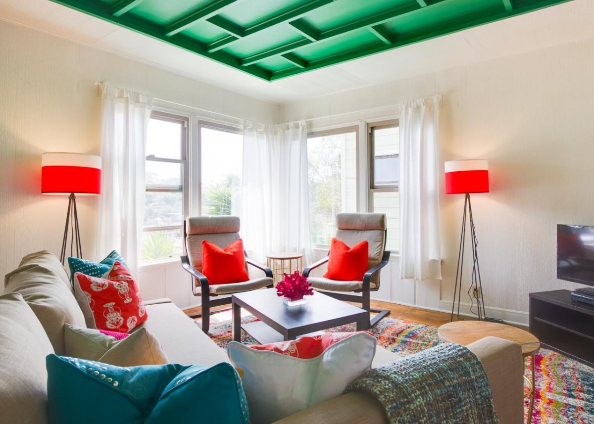 Гостиная совмещенная с кухней в фисташковых тонах