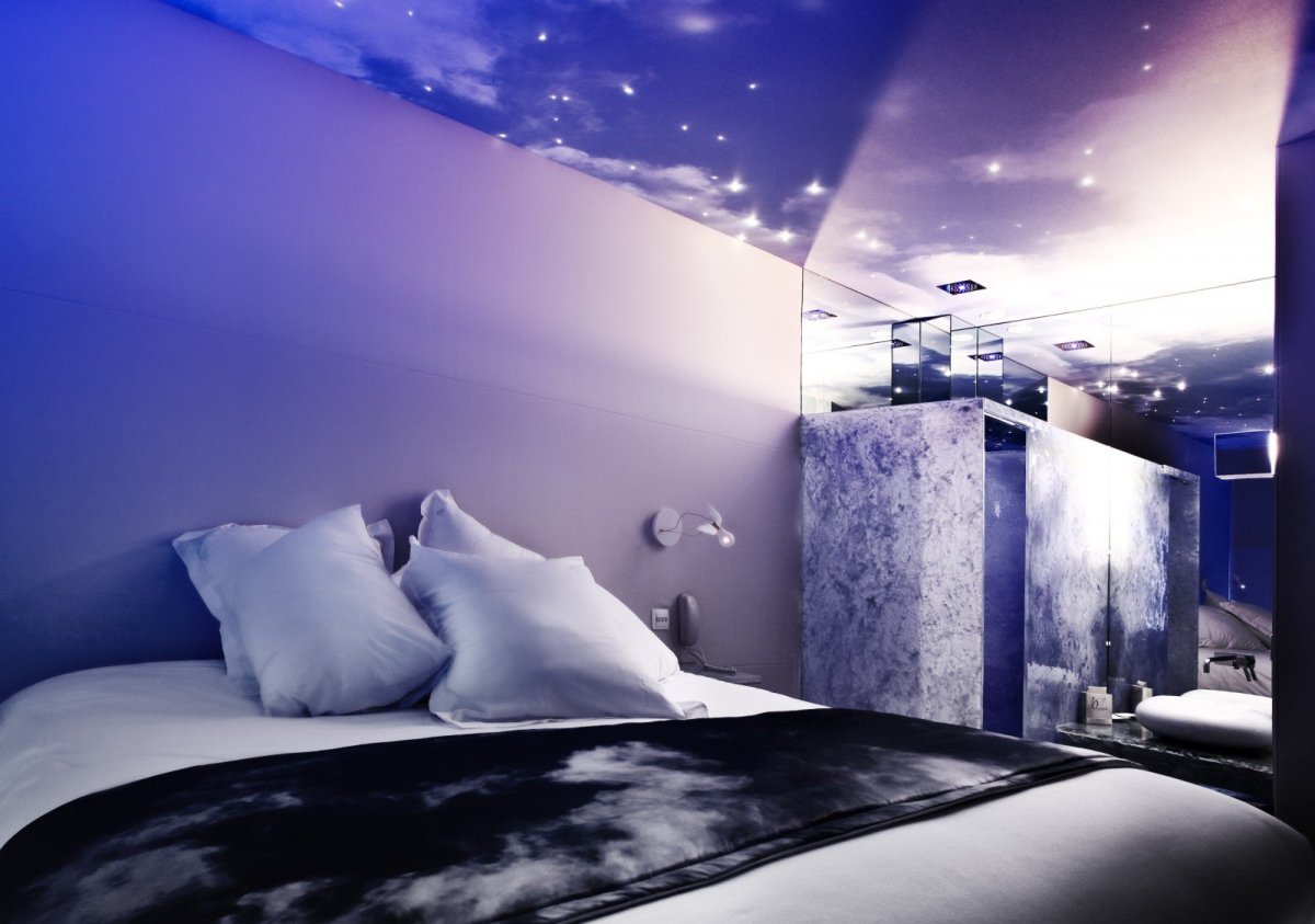 Интерьер спальни ночью