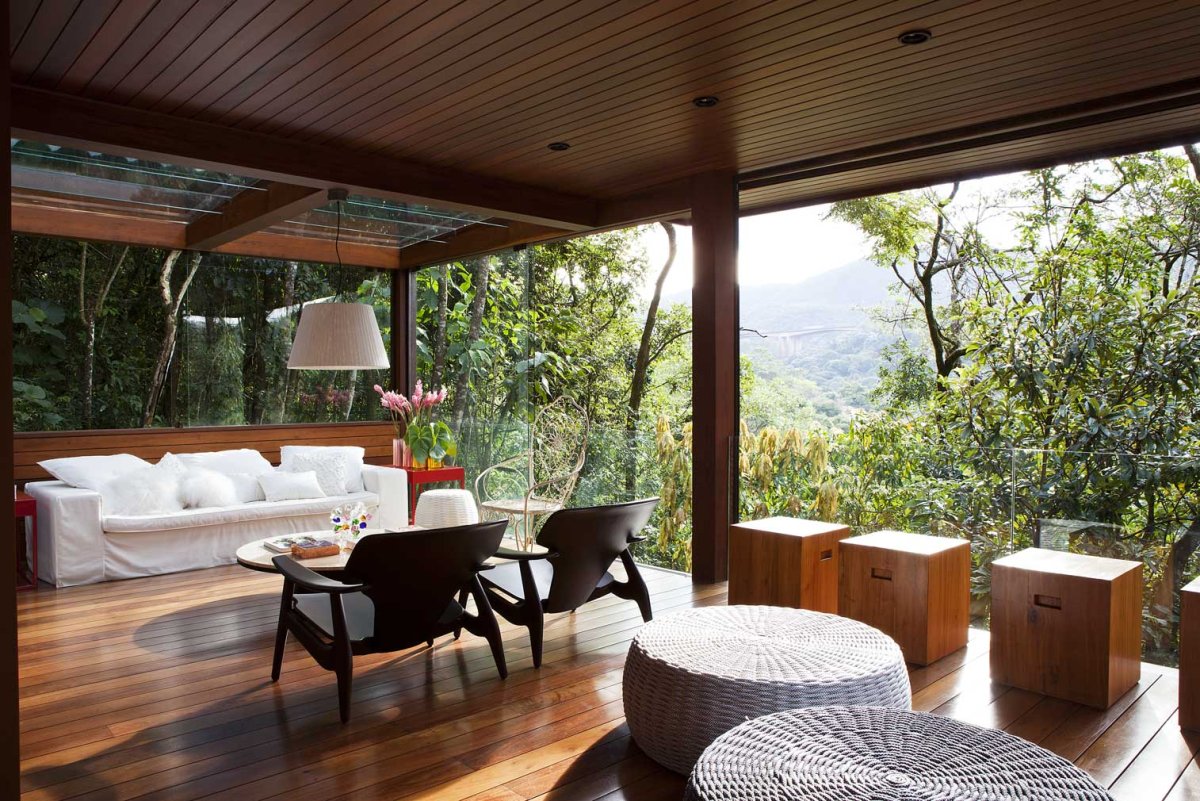 Красивые деревянные потолки на террасе