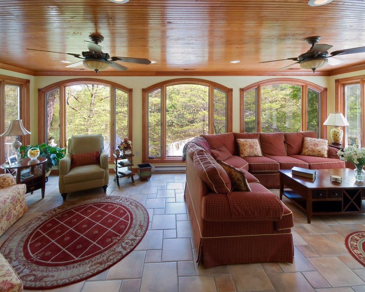 Интерьер веранды в частном доме в деревне