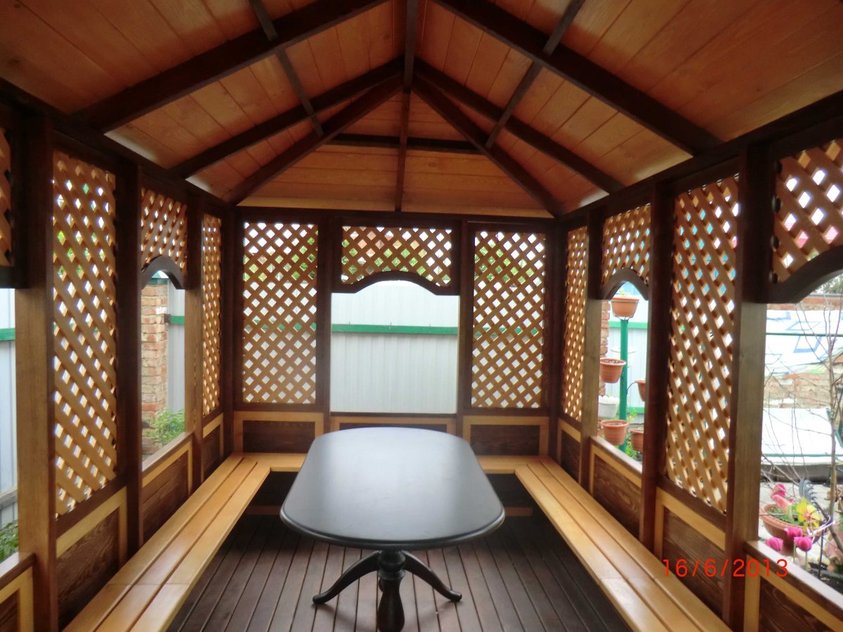 Отделка беседки деревом