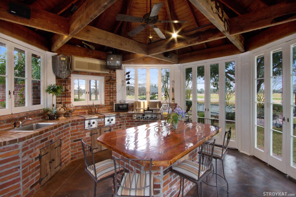 Беседка с кухней на даче