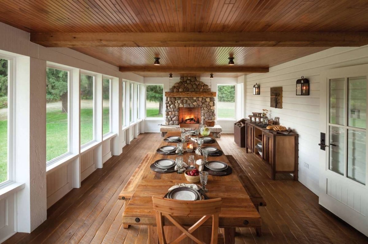 Интерьер веранды в загородном доме