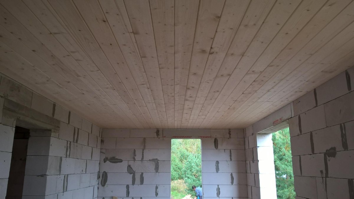 Подшивка потолка доской