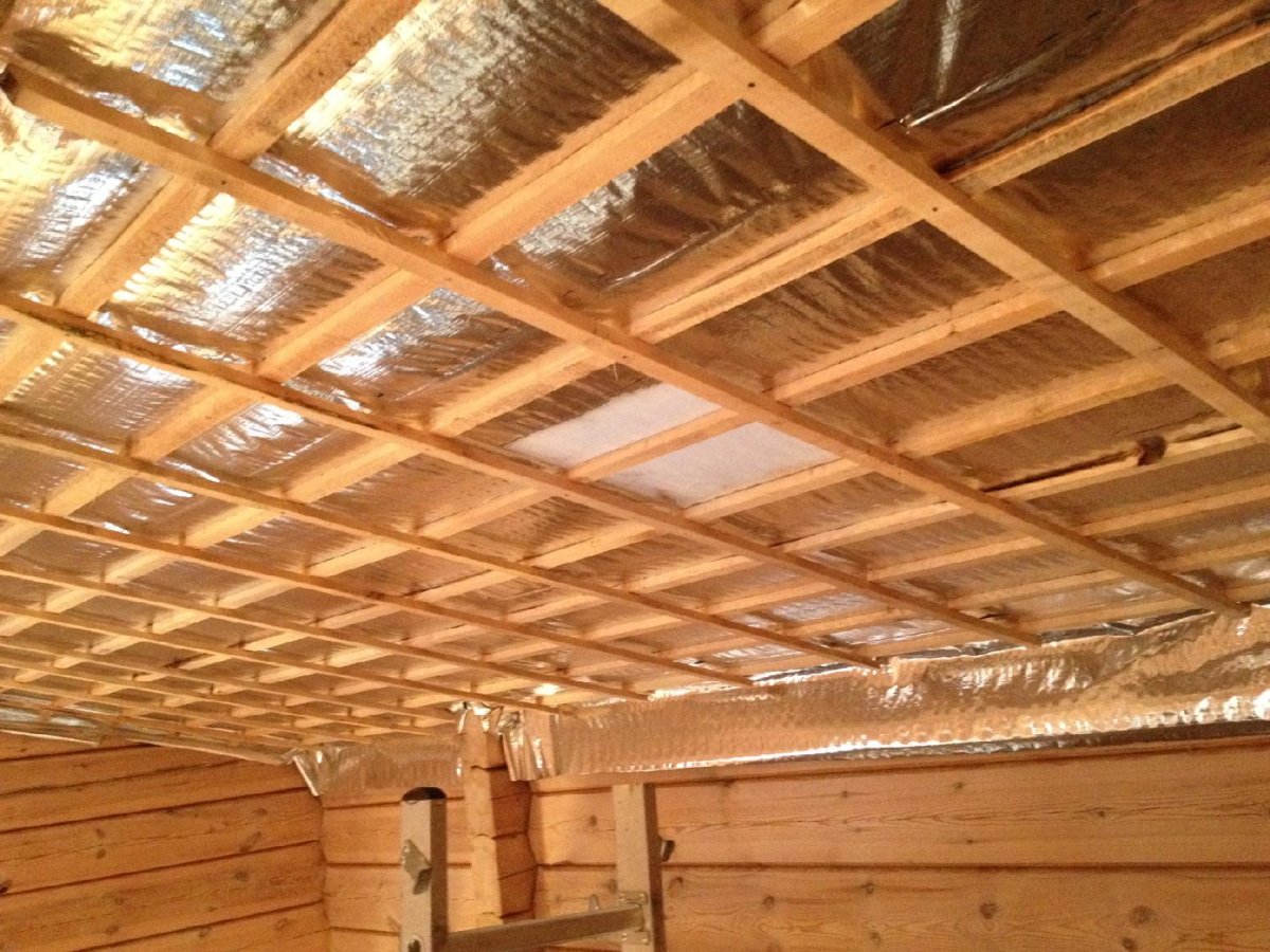 Подшивка потолка по стропилам