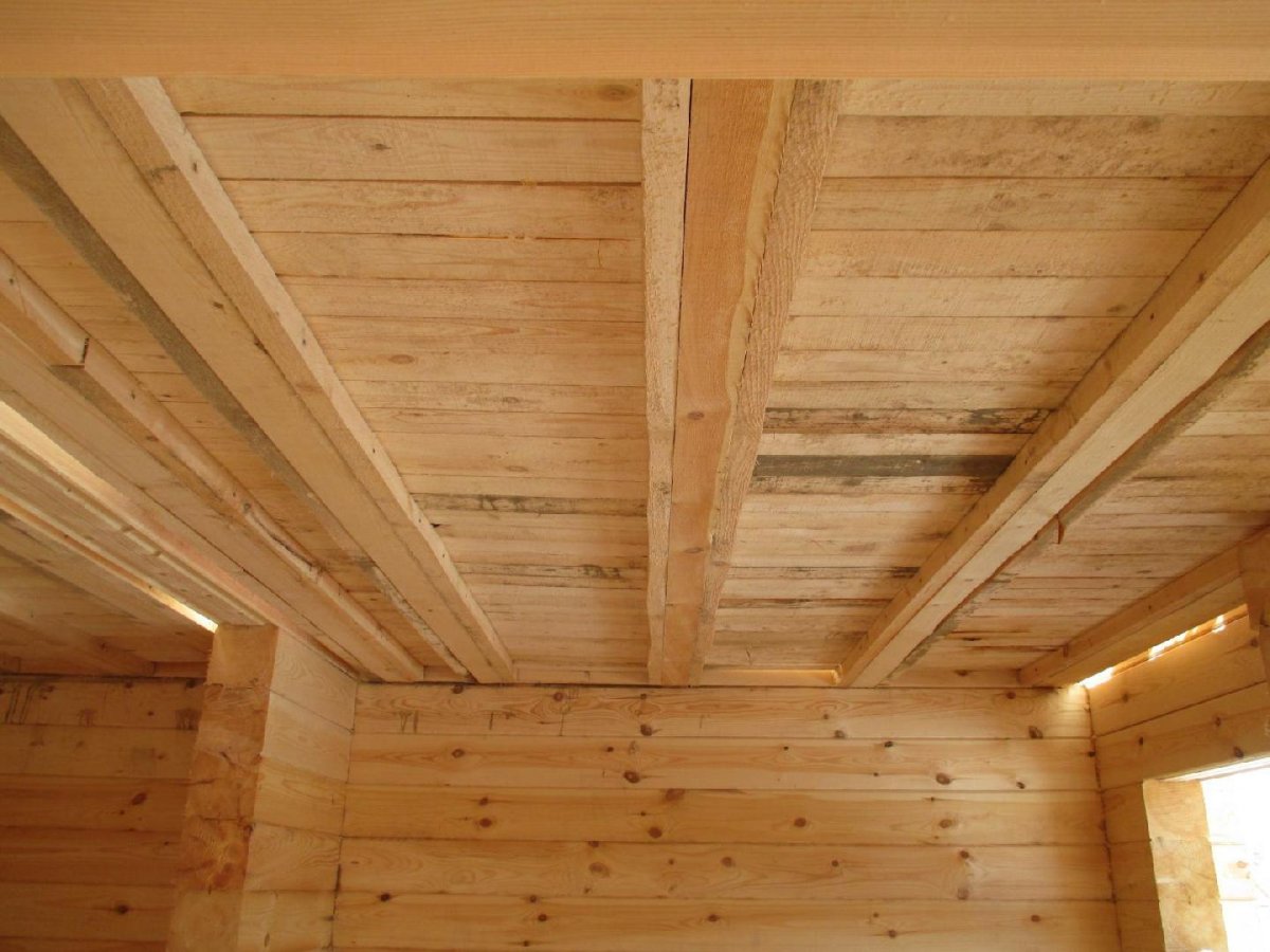 Потолок в доме из бруса