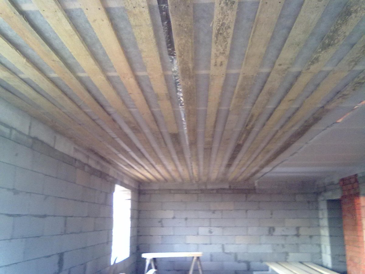 Обшивка чернового потолка