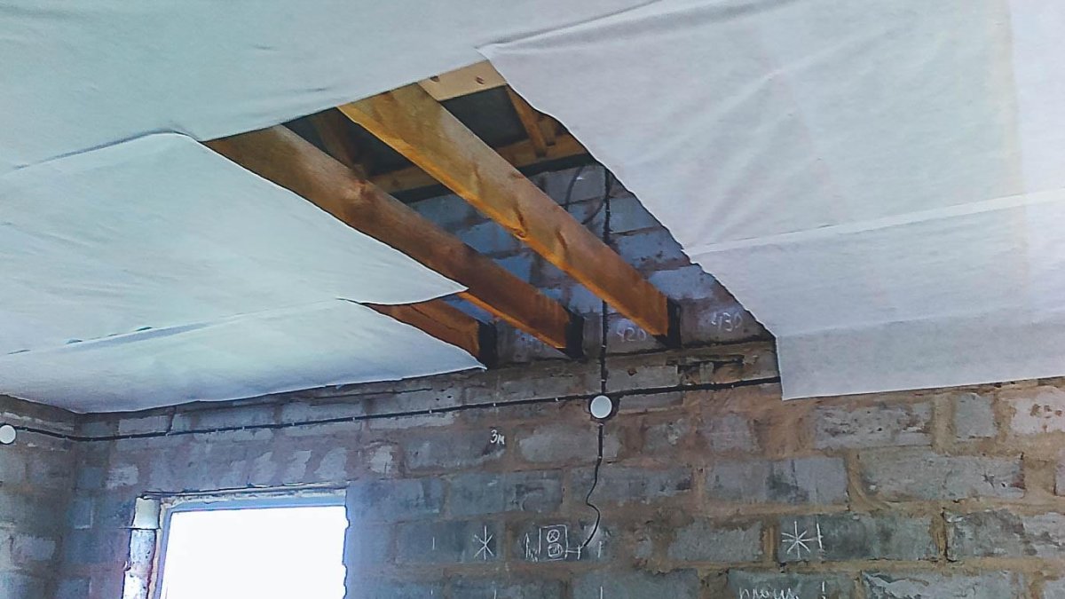 Пароизоляция снизу на черновой потолок