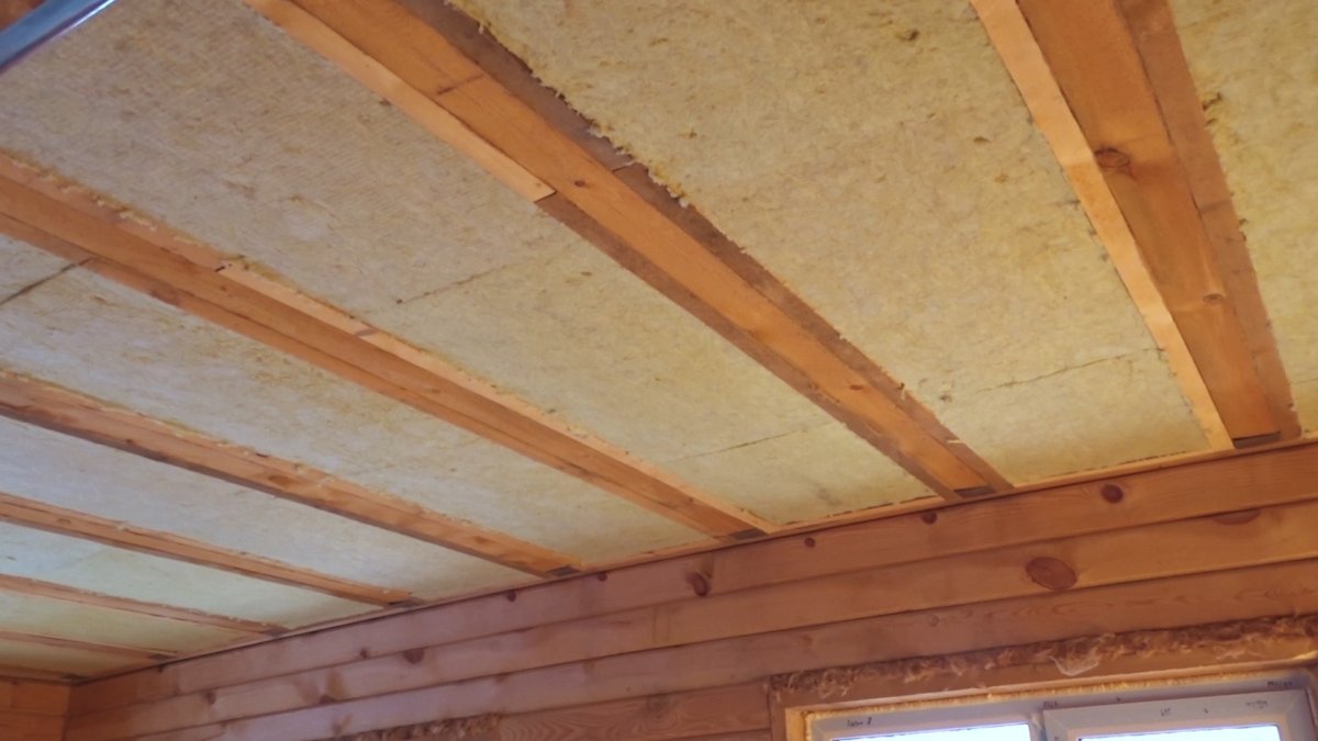 Черновой потолок по деревянным