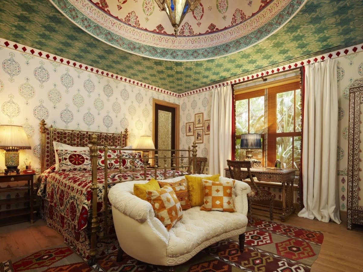 Отделка потолка обоями