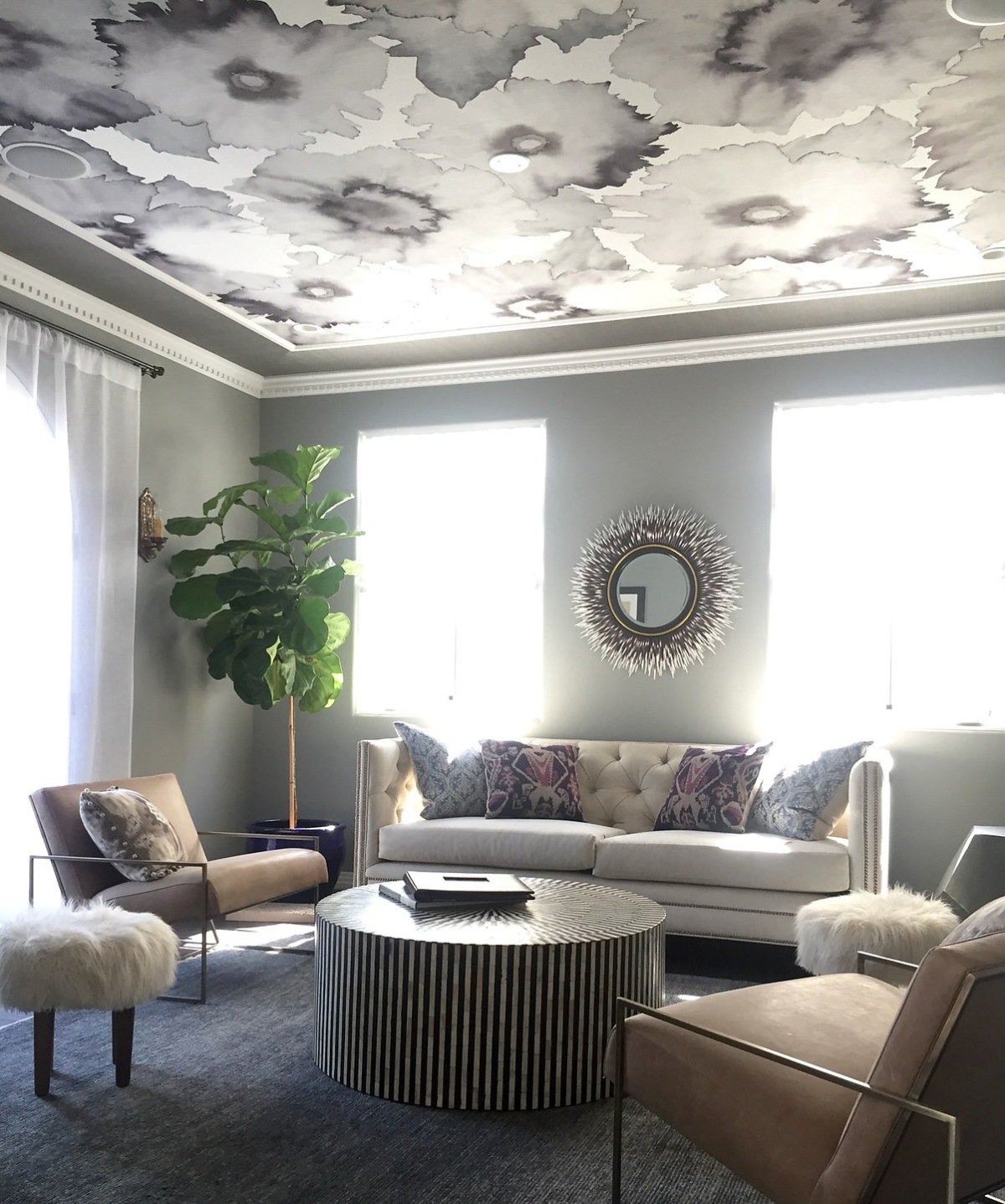 Зеркальный потолок в гостиной