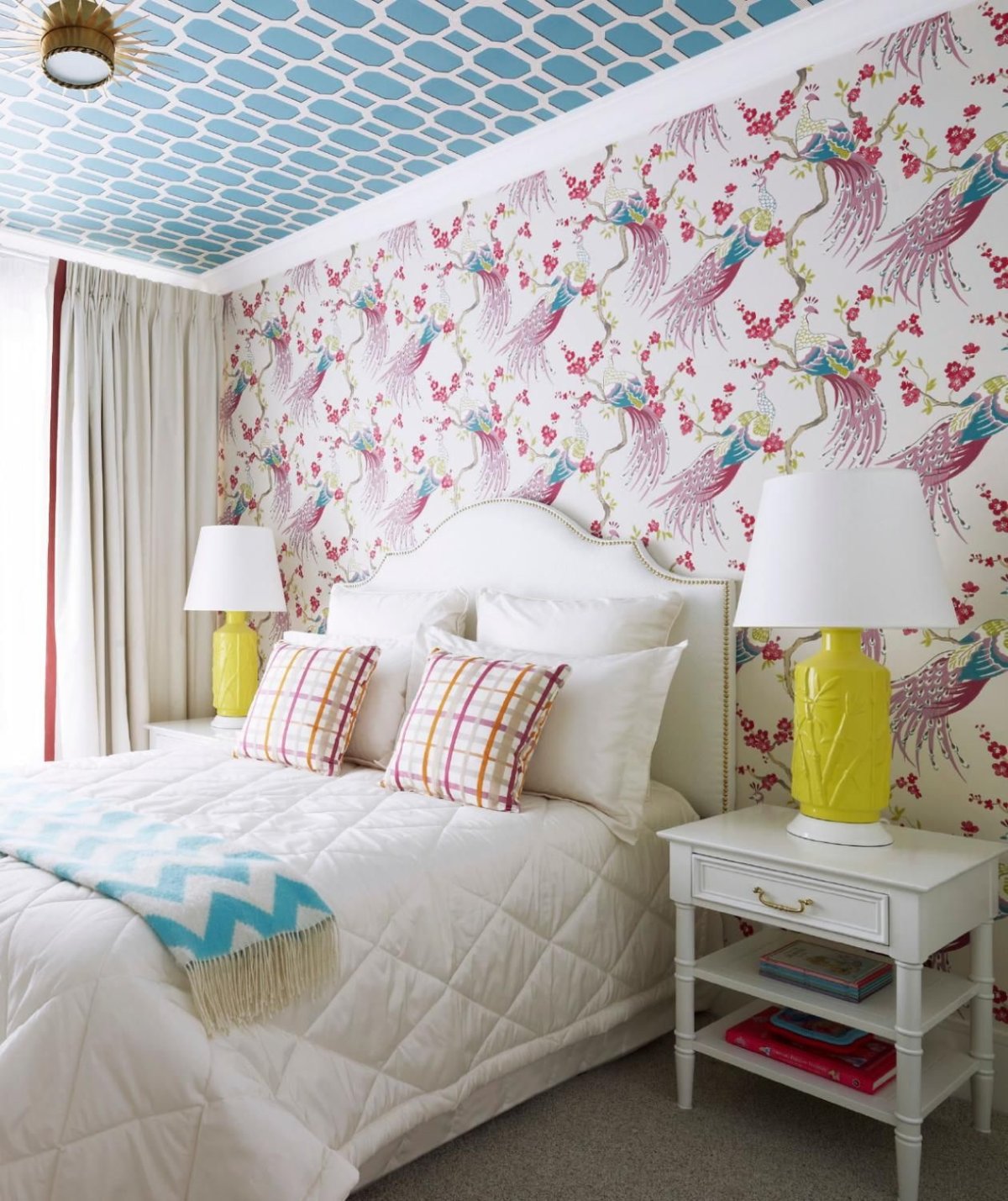 Обклеить потолок