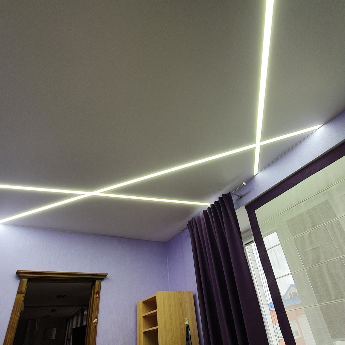 Оштукатуренный потолок в современном интерьере