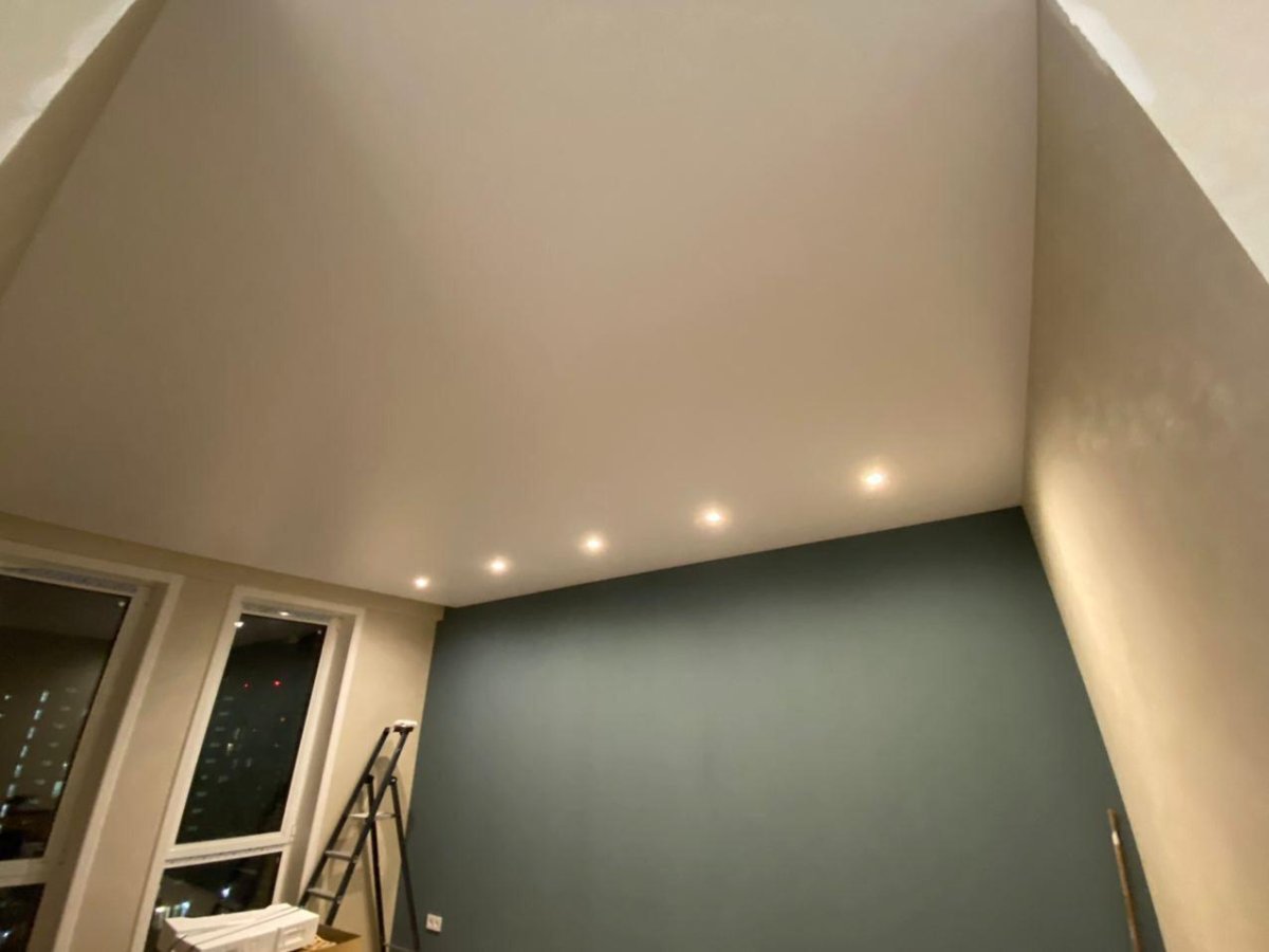 Двухуровневый натяжной потолок в комнате