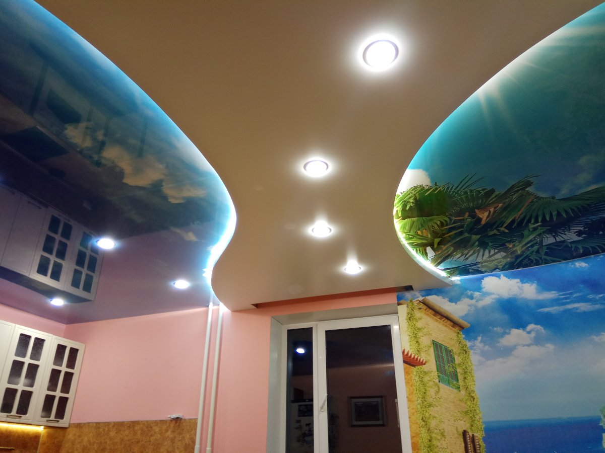 Парящий цветной потолок в интерьере