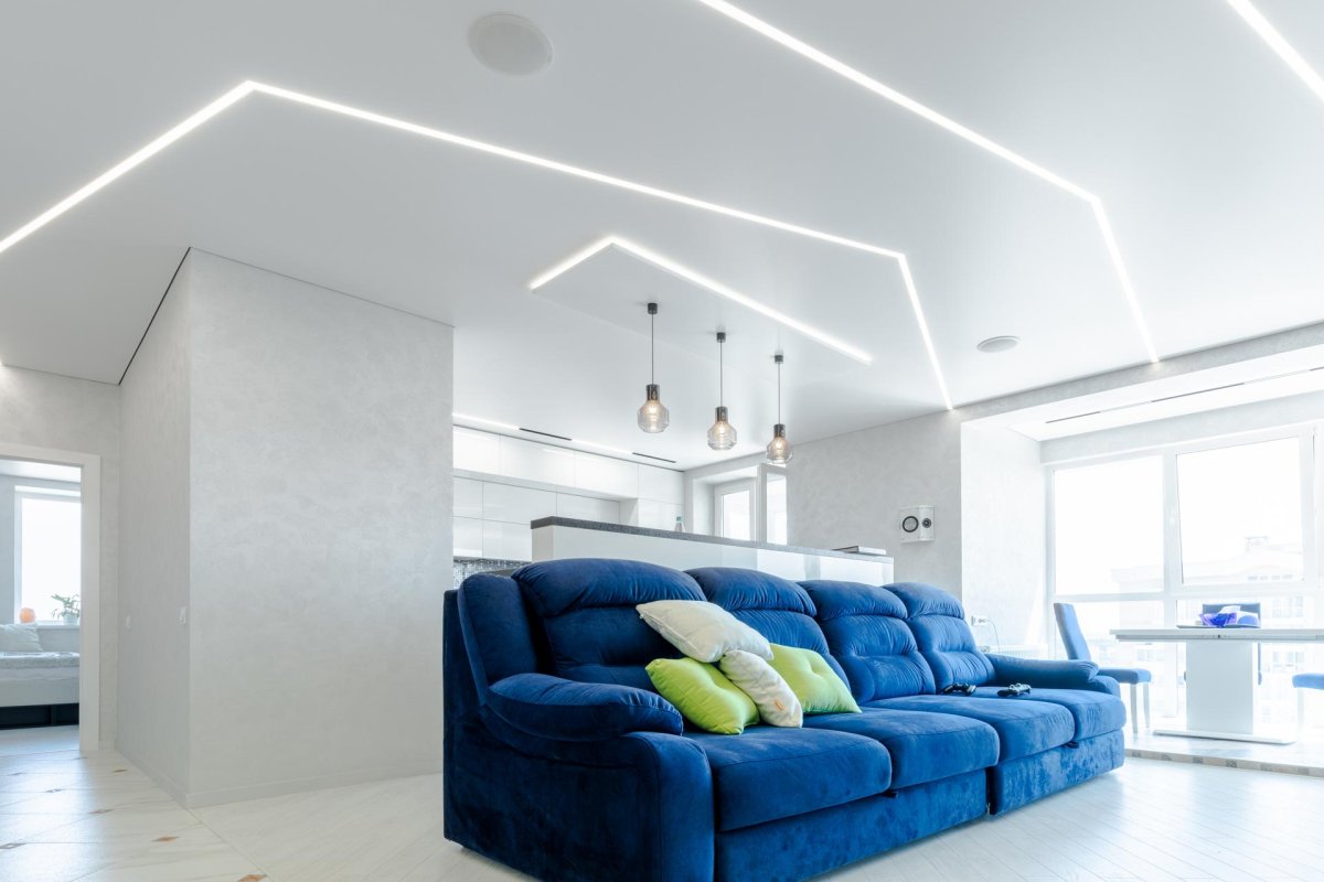 Парящий цветной потолок в интерьере