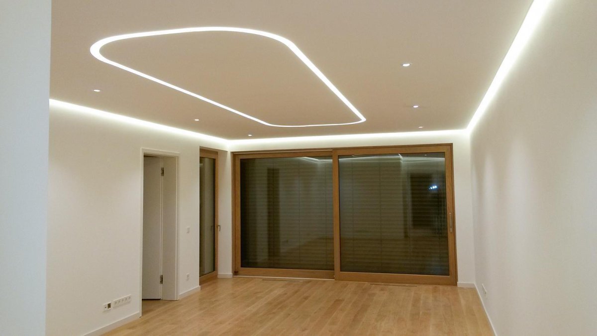 Натяжной потолок с подсветкой