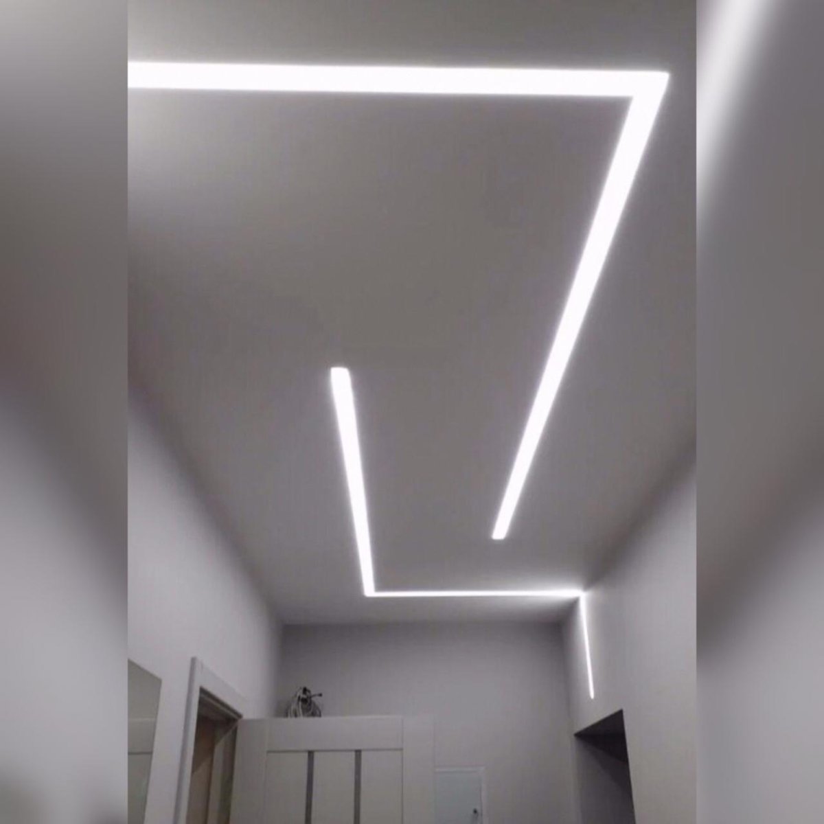 Красивые световые линии на потолке