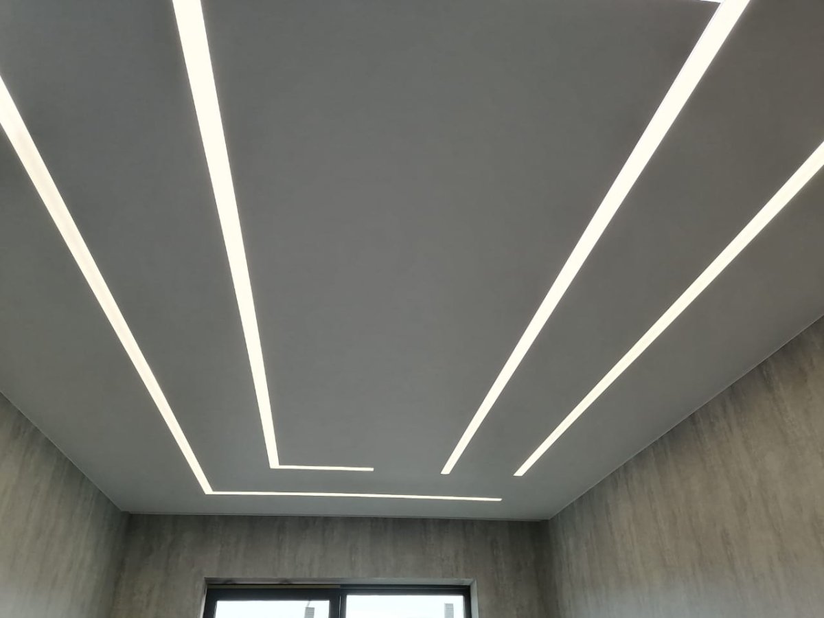 Световые линии на потолке