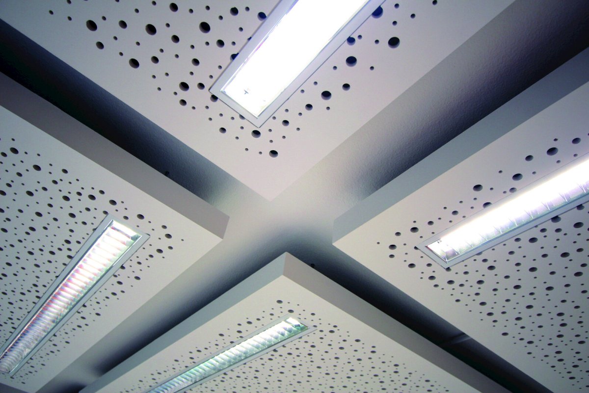 Потолок из перфорированных панелей