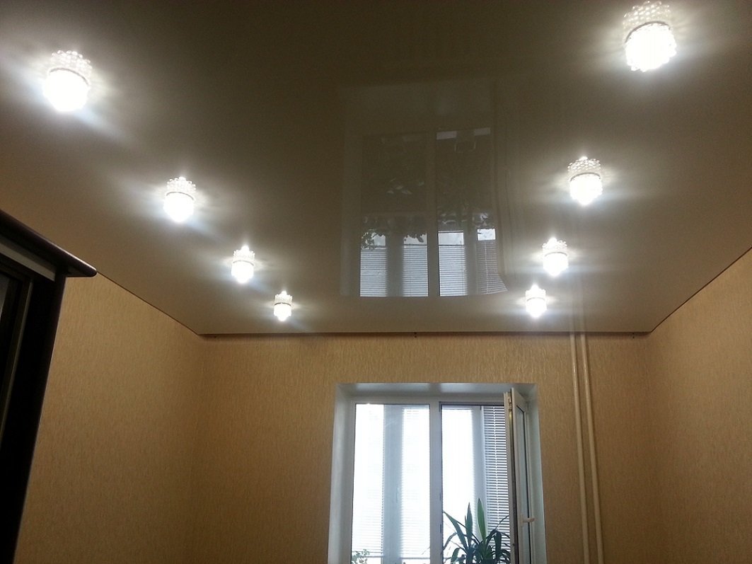 расположение лампочек на натяжном потолке в спальне 6 штук