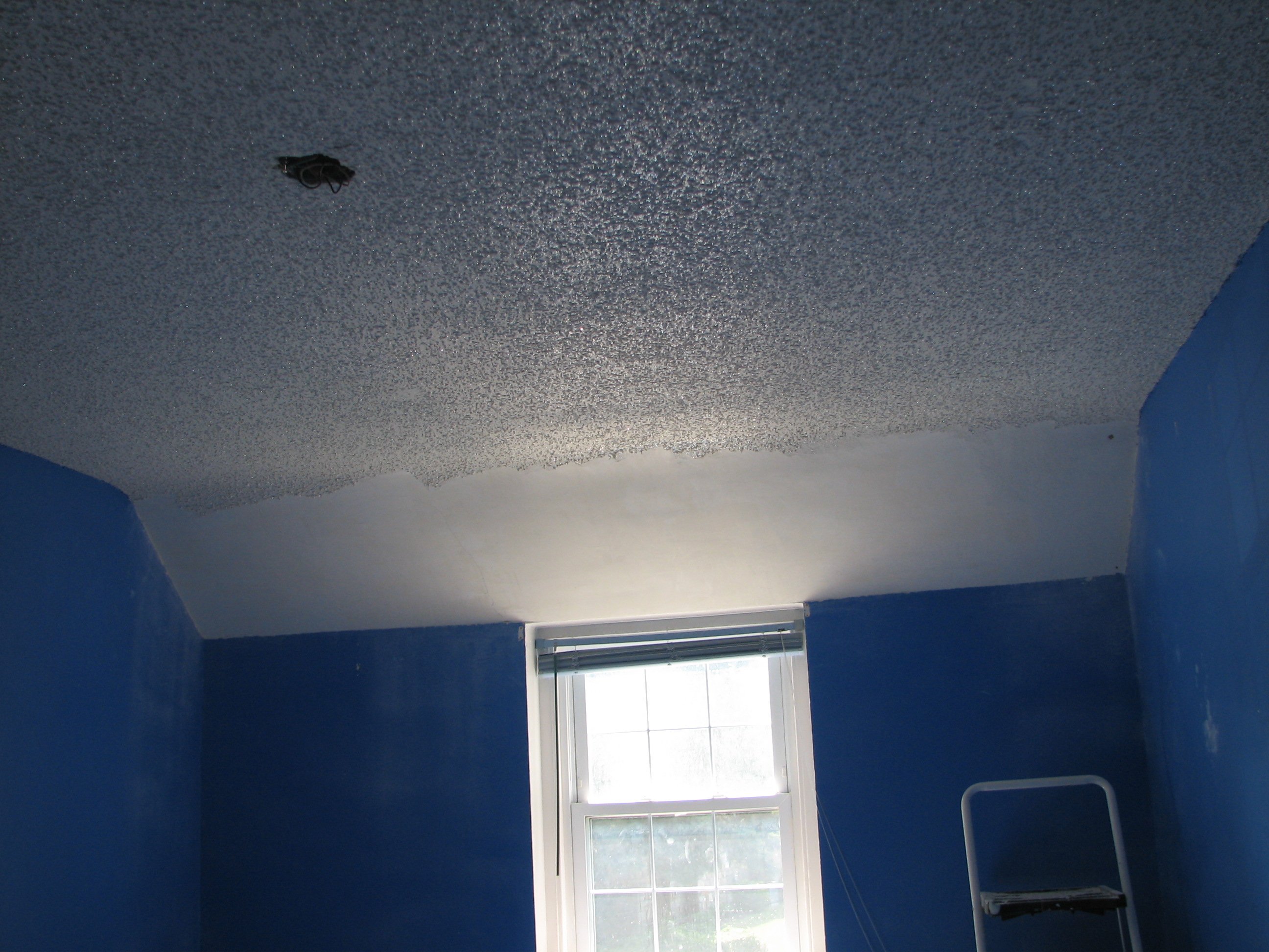 Белый крашенный потолок. Потолочная краска. Крашеный потолок. Глянцевая краска для потолка. Красивый потолок краской.