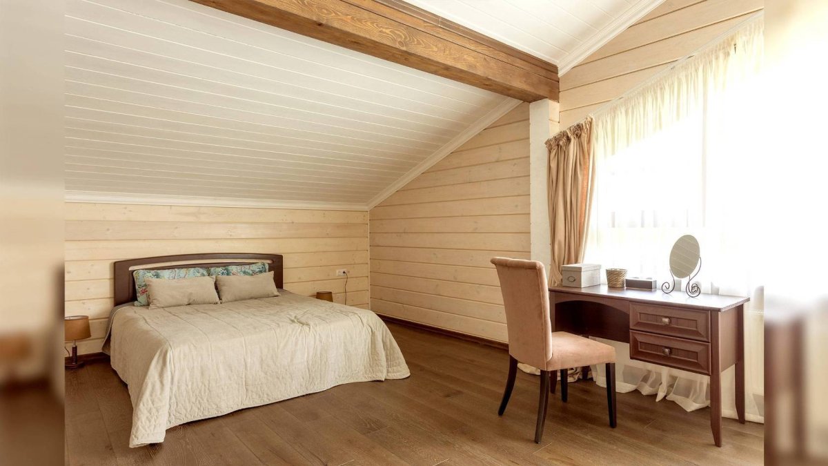 Светлая спальня в деревянном доме