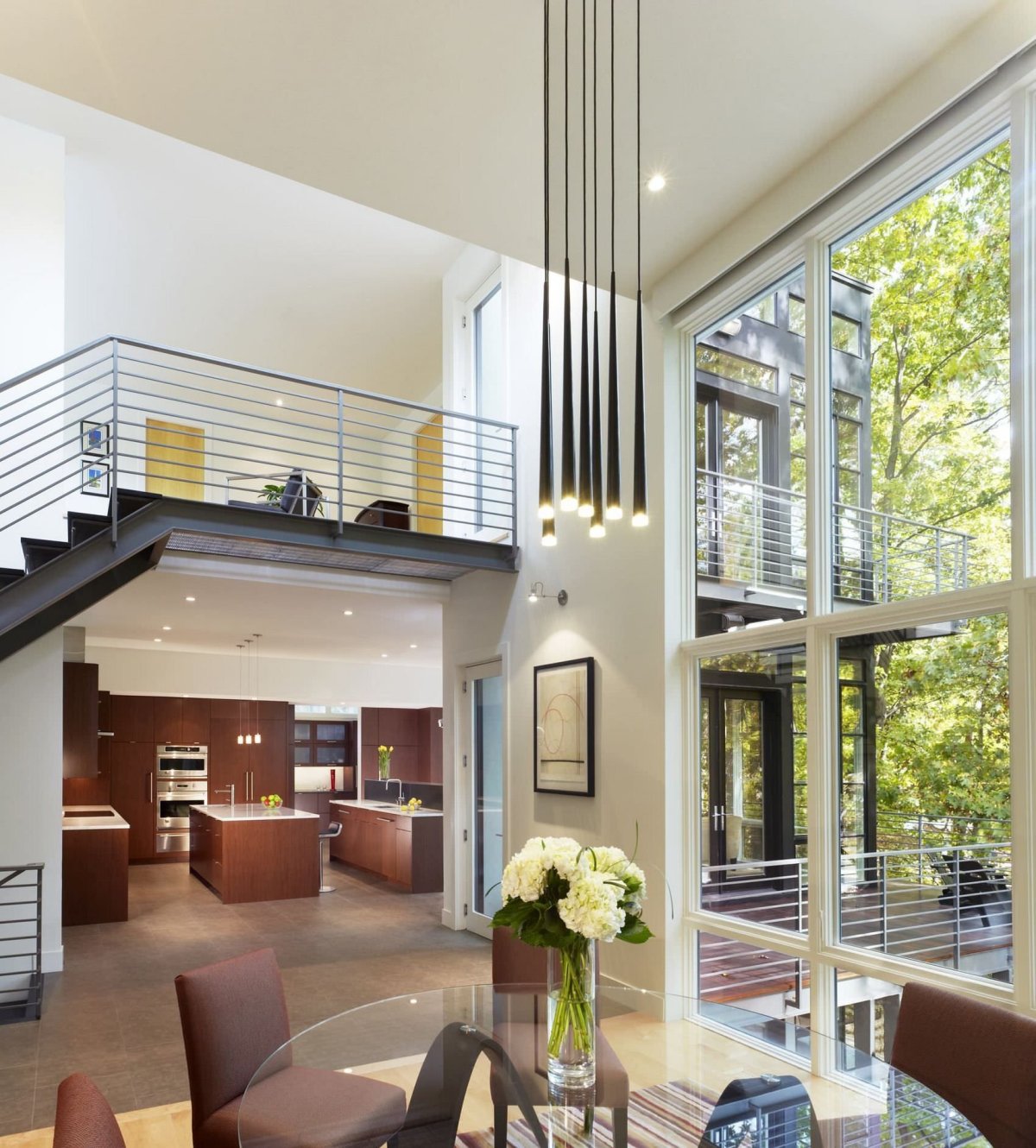 Интерьер с высокими потолками