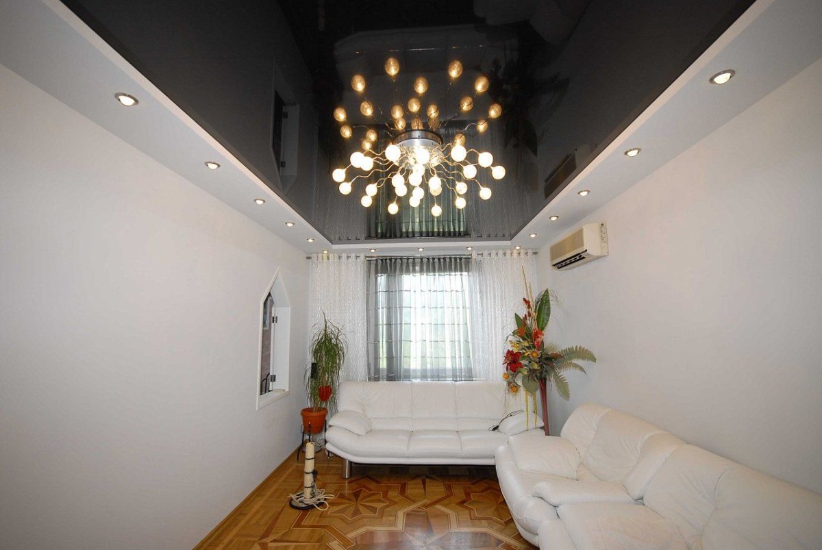 Черный глянцевый потолок