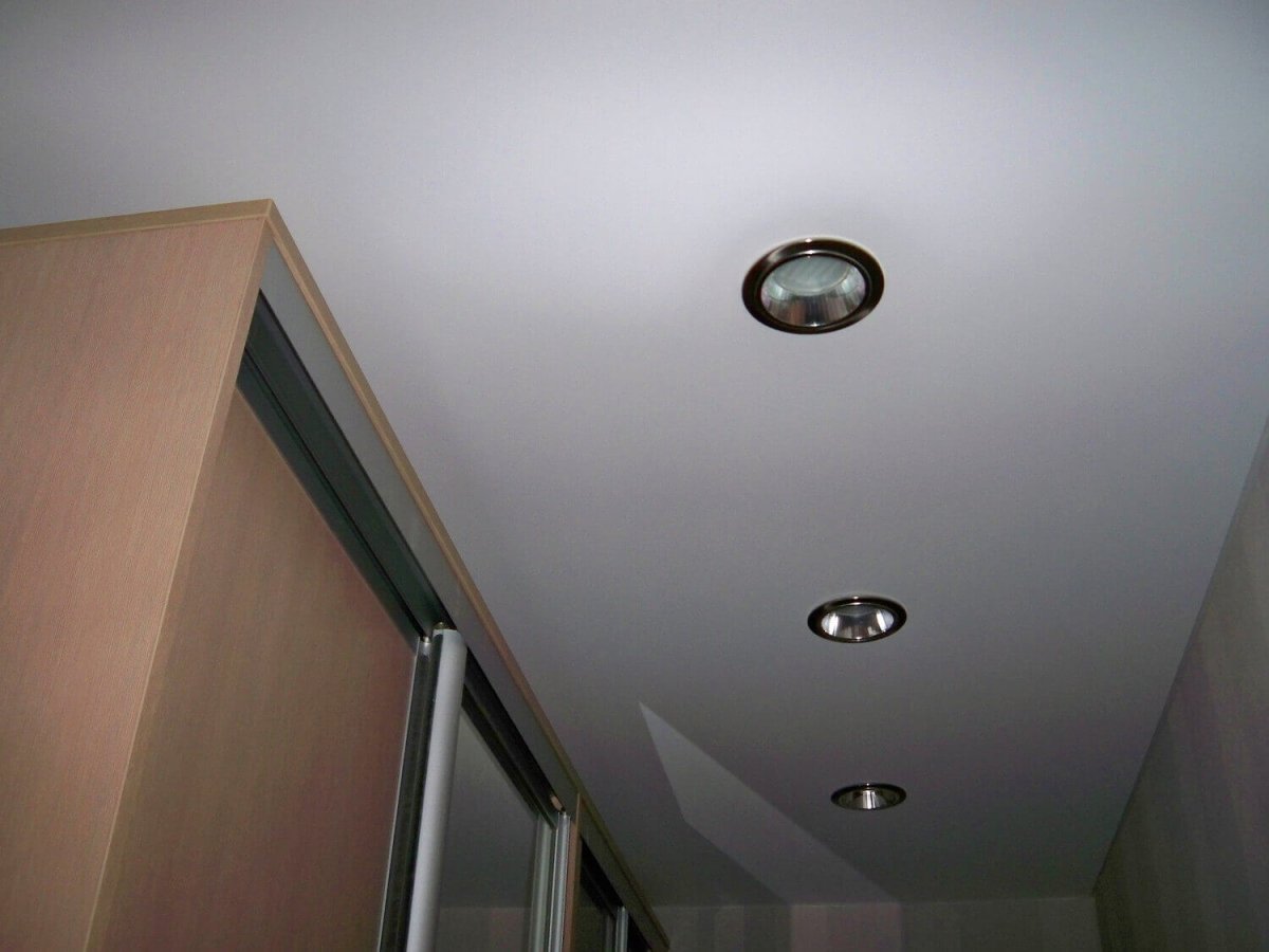 Точечные светильники для натяжных потолков в коридоре