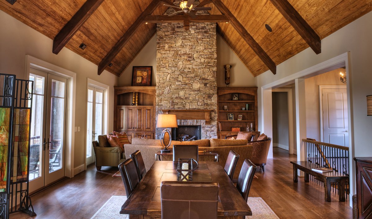 Сводчатый потолок балки лофт стиль