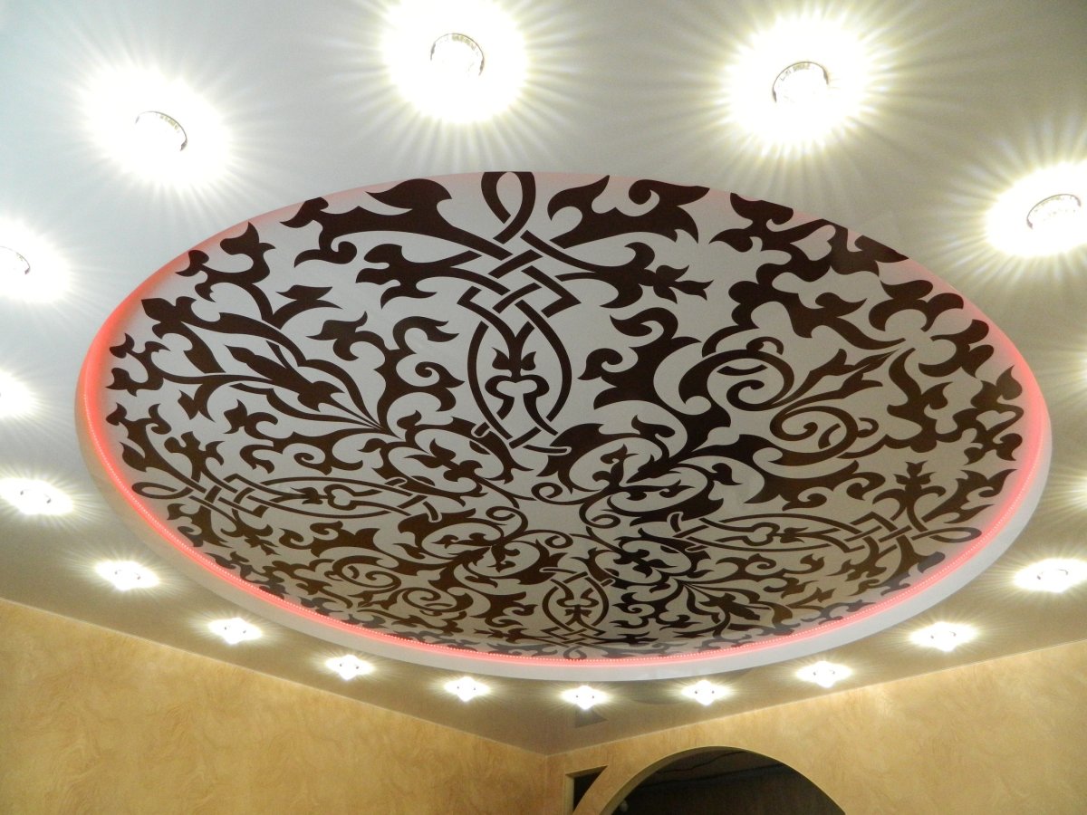 Орнамент на потолке