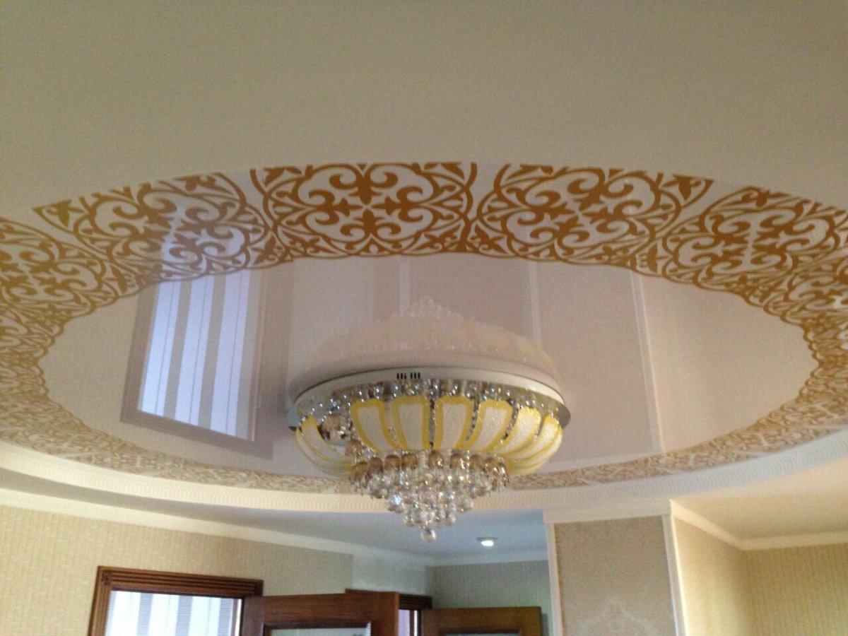 Натяжные потолки с орнаментом