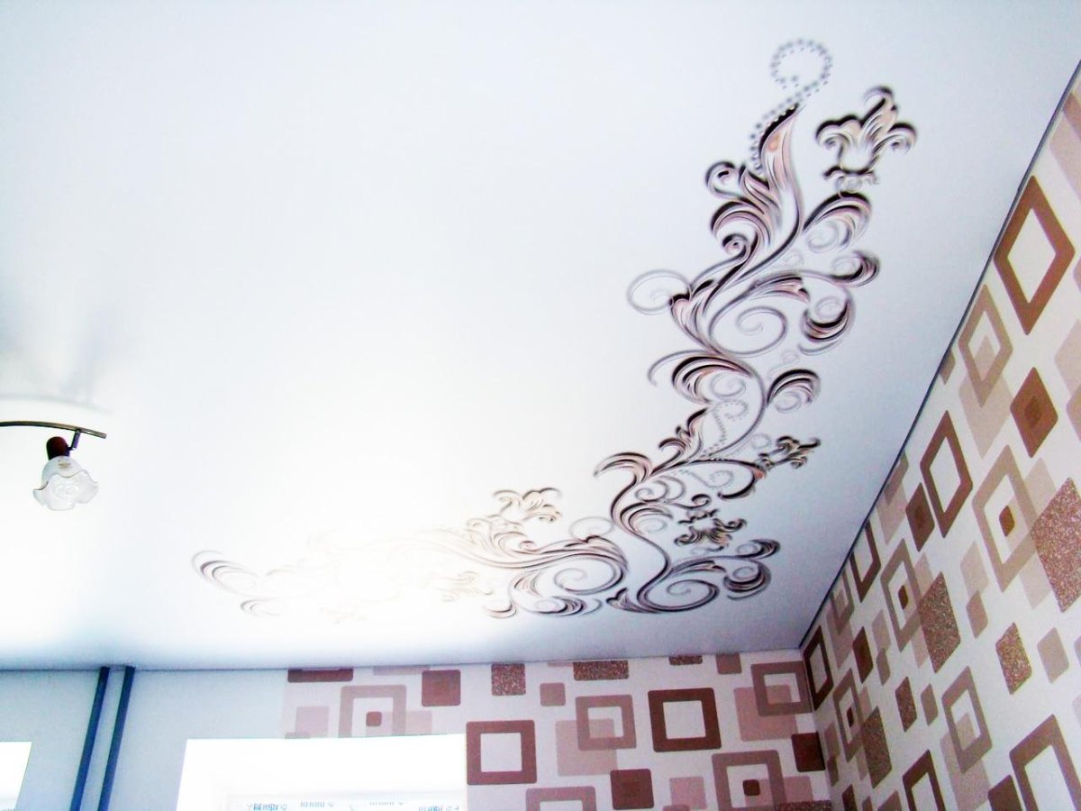 Натяжные потолки с узорами