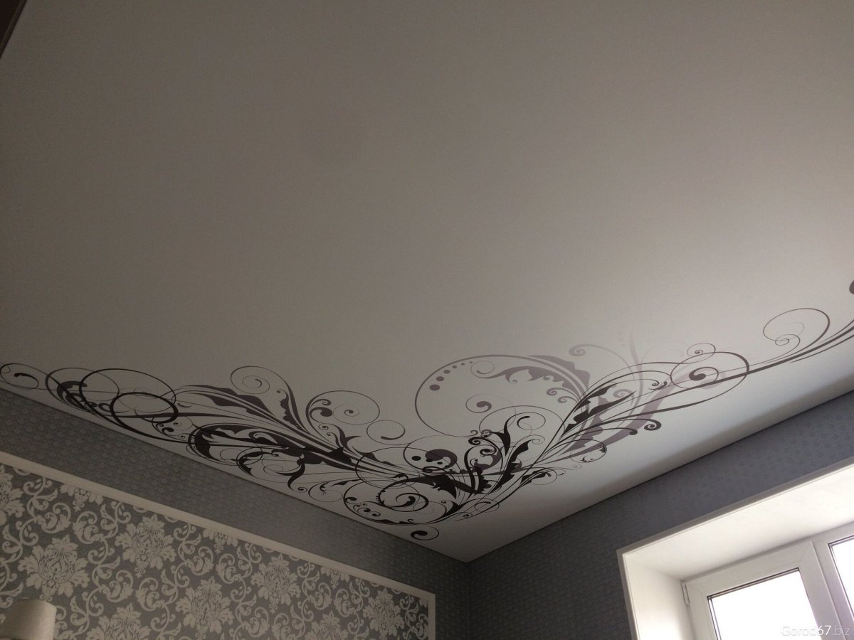 Вензеля натяжной потолок глянцевый