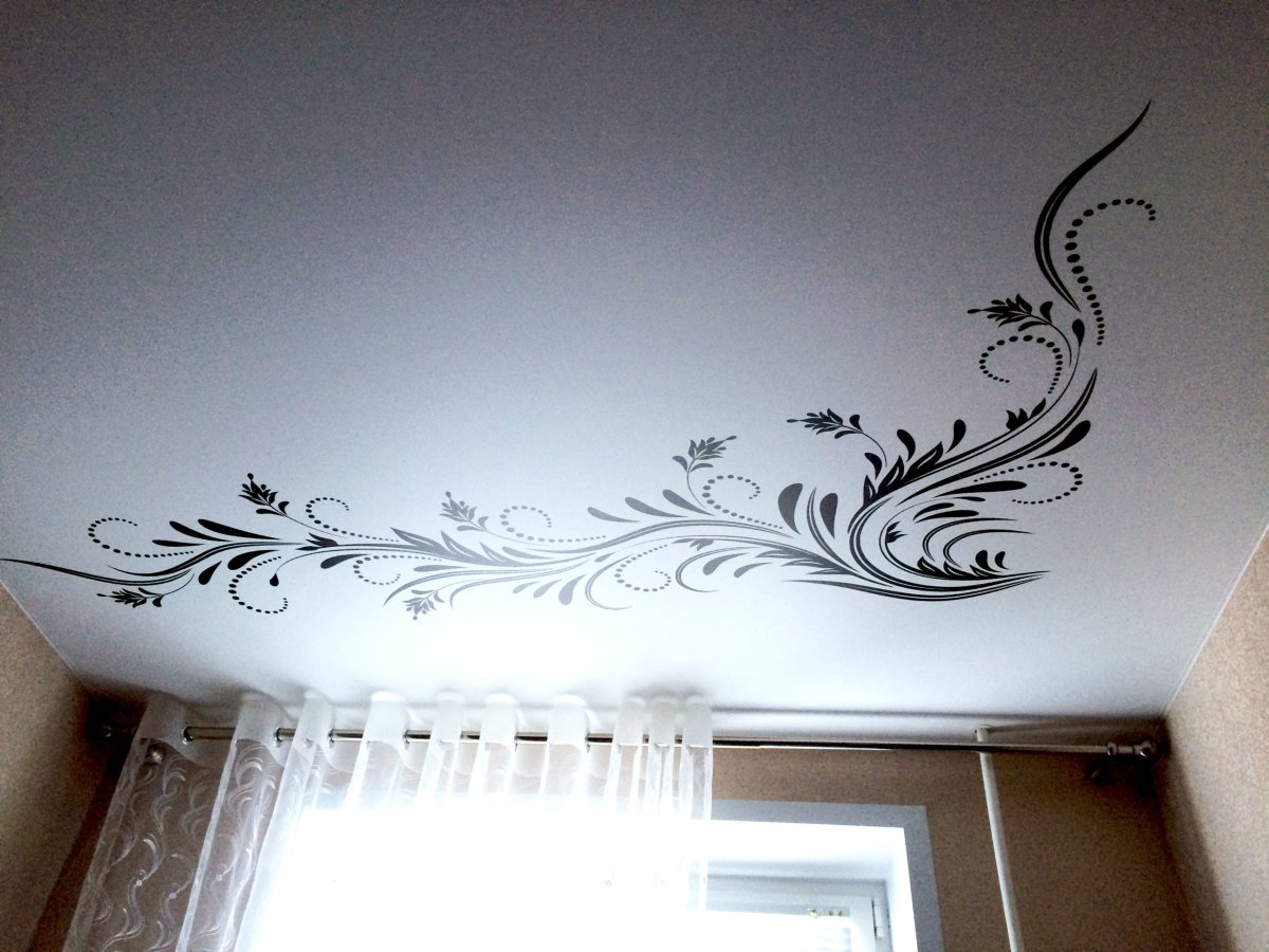 Натяжные потолки с орнаментом