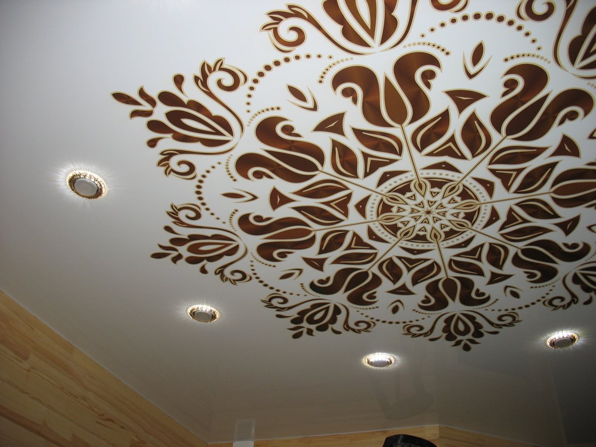 Натяжные потолки с узорами