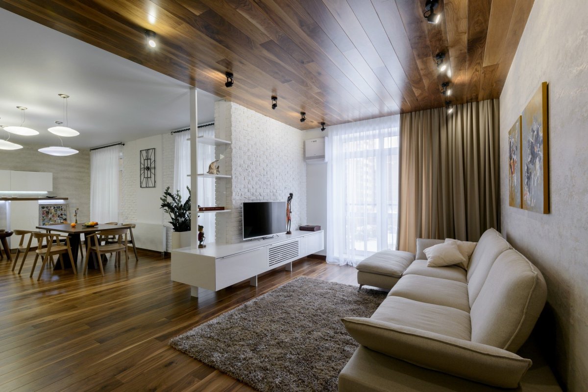 Белый деревянный потолок в гостиной