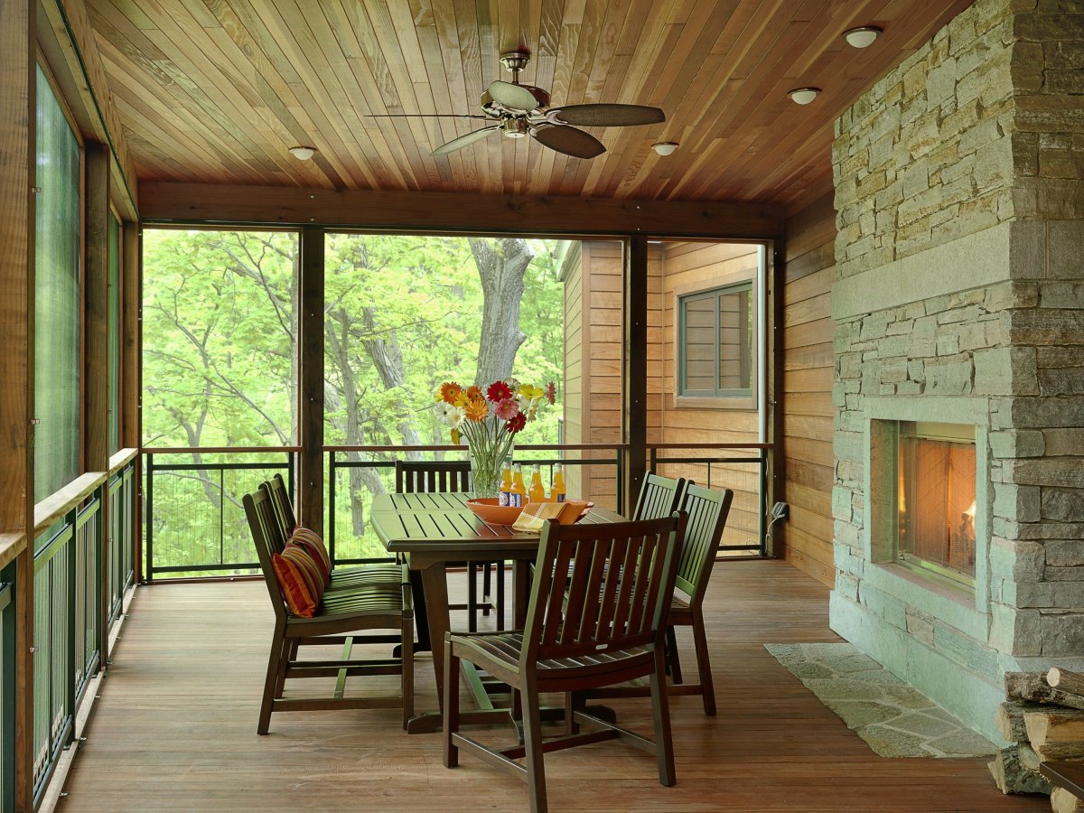 Веранда из вагонки в деревенском доме