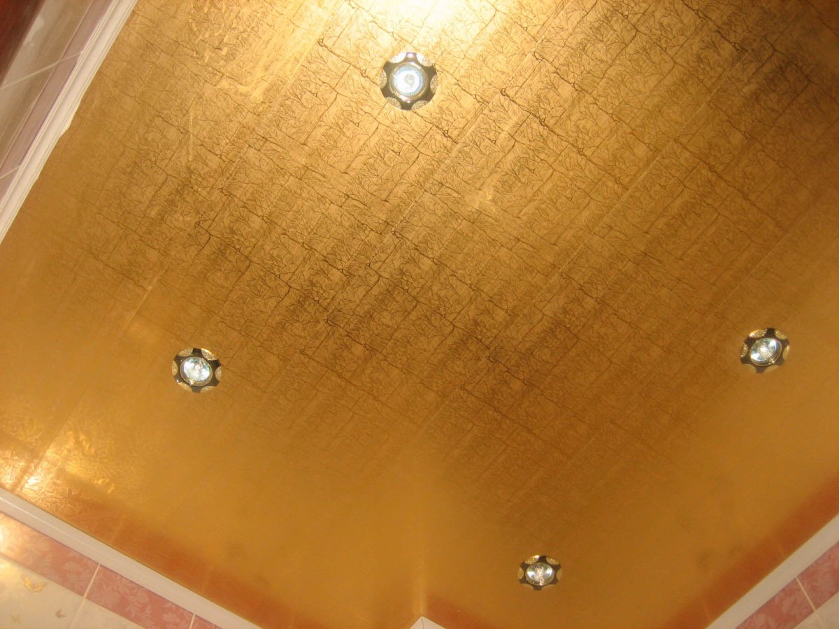 Натяжной потолок золото
