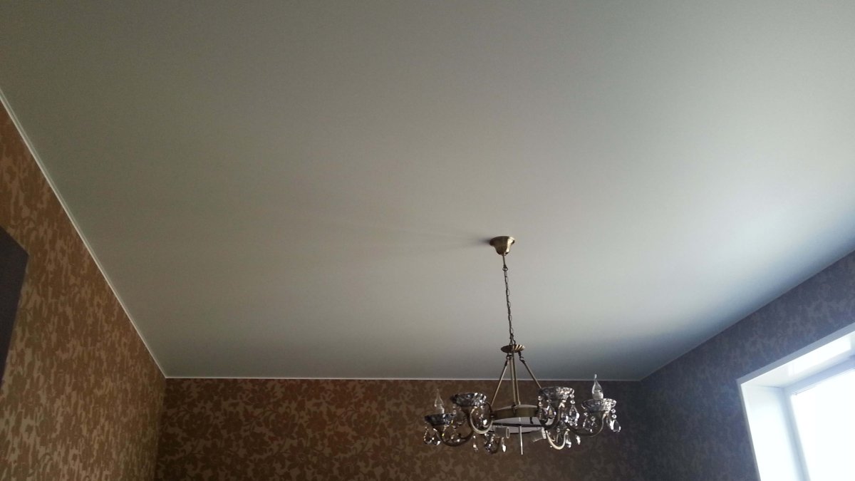 Натяжной потолок белый