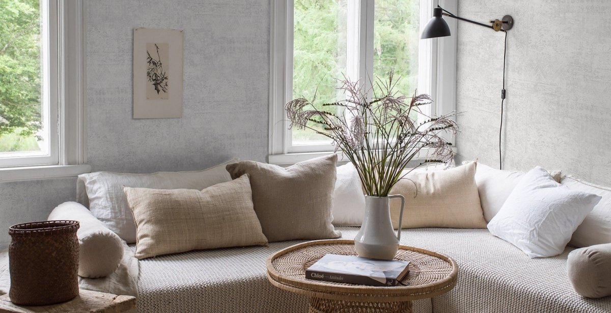 Обои под мешковину в интерьере гостиной