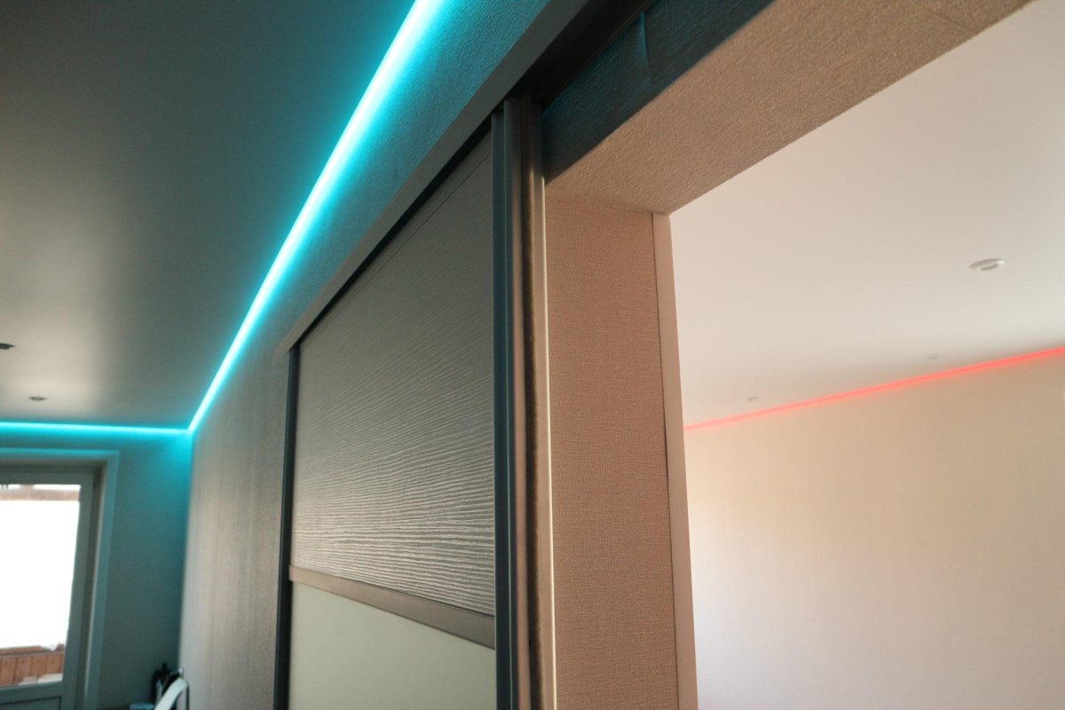 Парящий натяжной потолок с подсветкой