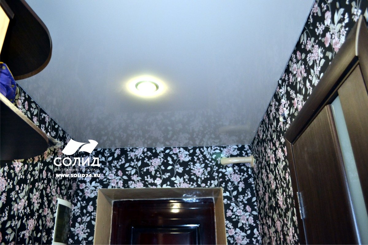 Натяжной потолок к черно белым обоям