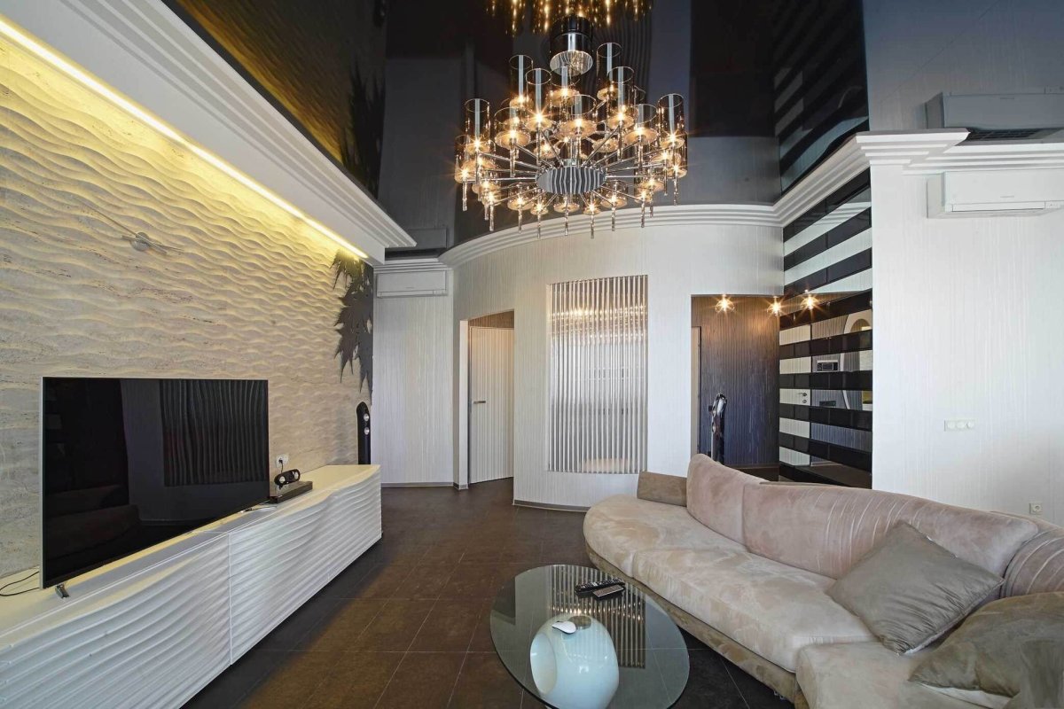 Черный глянцевый потолок в интерьере