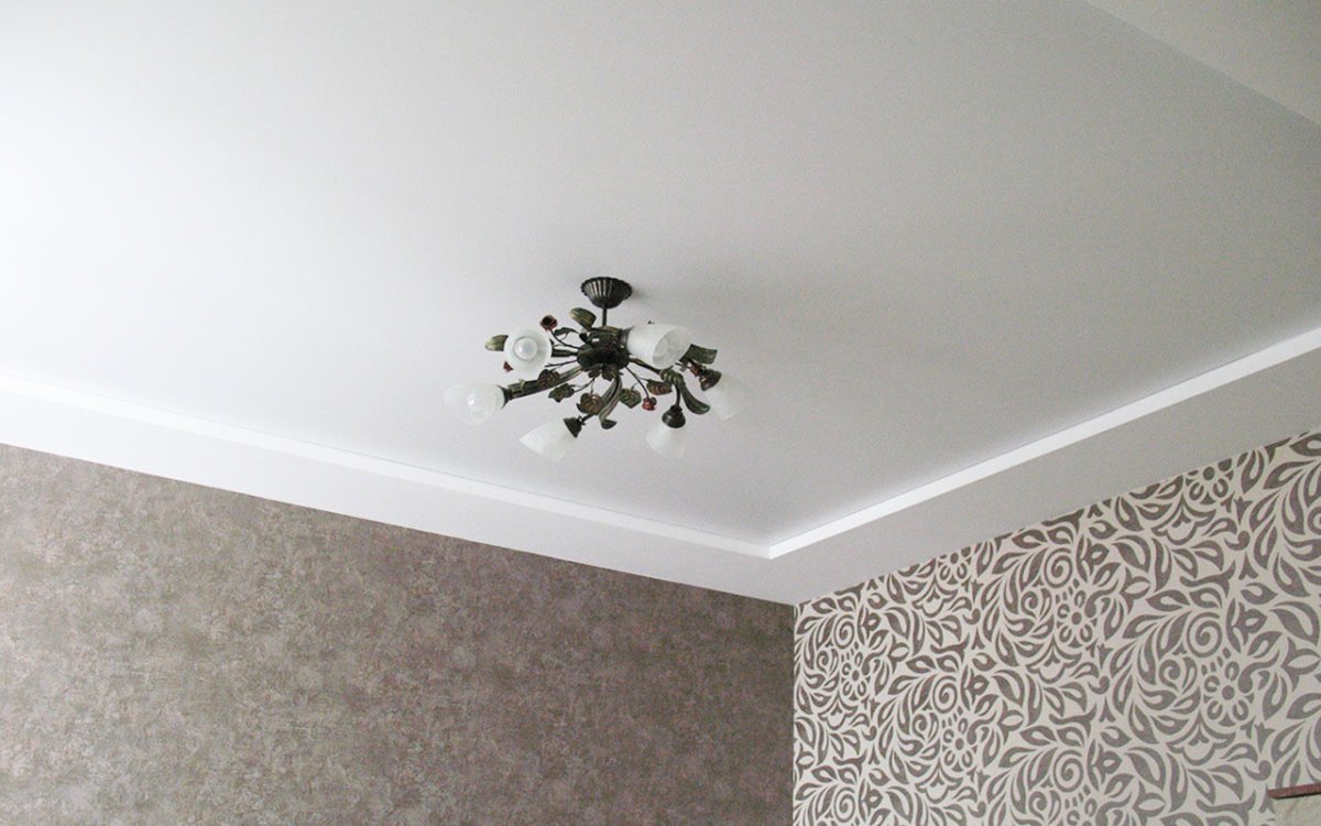 Матовый натяжной потолок м110